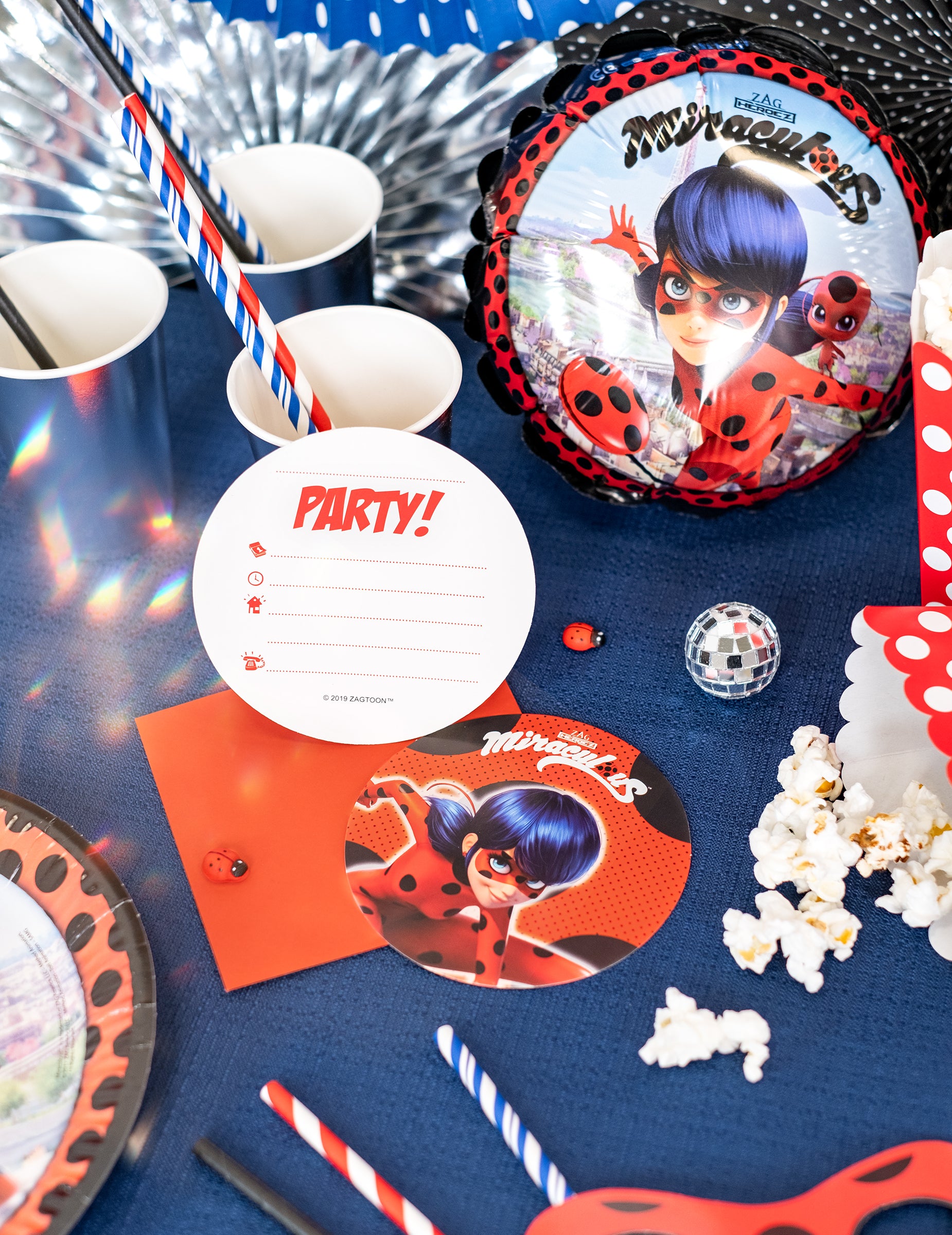 Mise en scène des 6 cartons d'invitation avec enveloppes Miraculous Ladybug