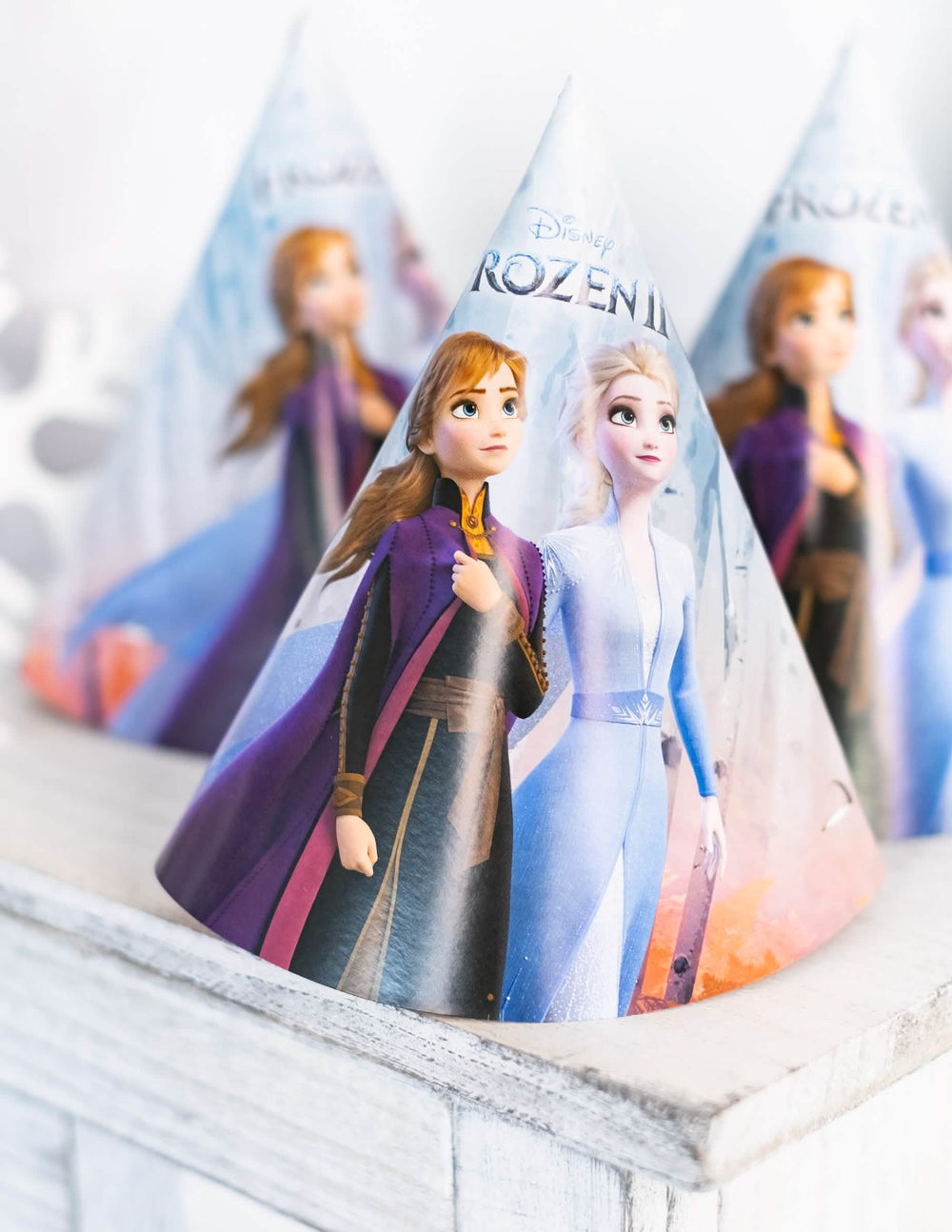Perspektivansicht aus der Nähe der Papp-Partyhüte Elsa Frozen - Die Eiskönigin 2