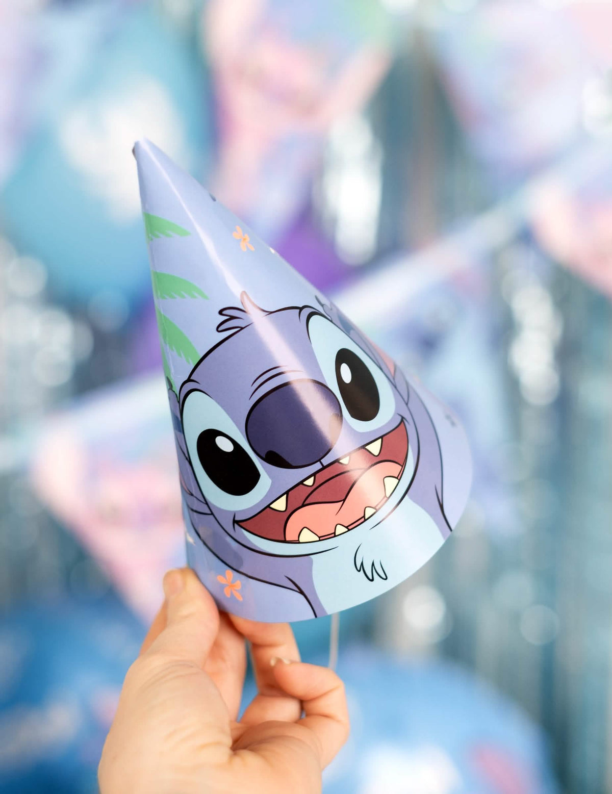 Gros plan sur le motif du Chapeau de fête Stitch