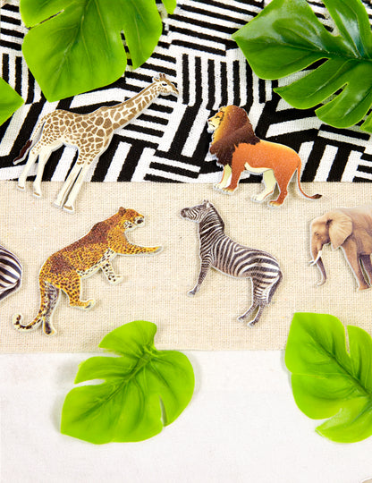Gros plan sur les motifs du confettis de table animaux de la savane en bois