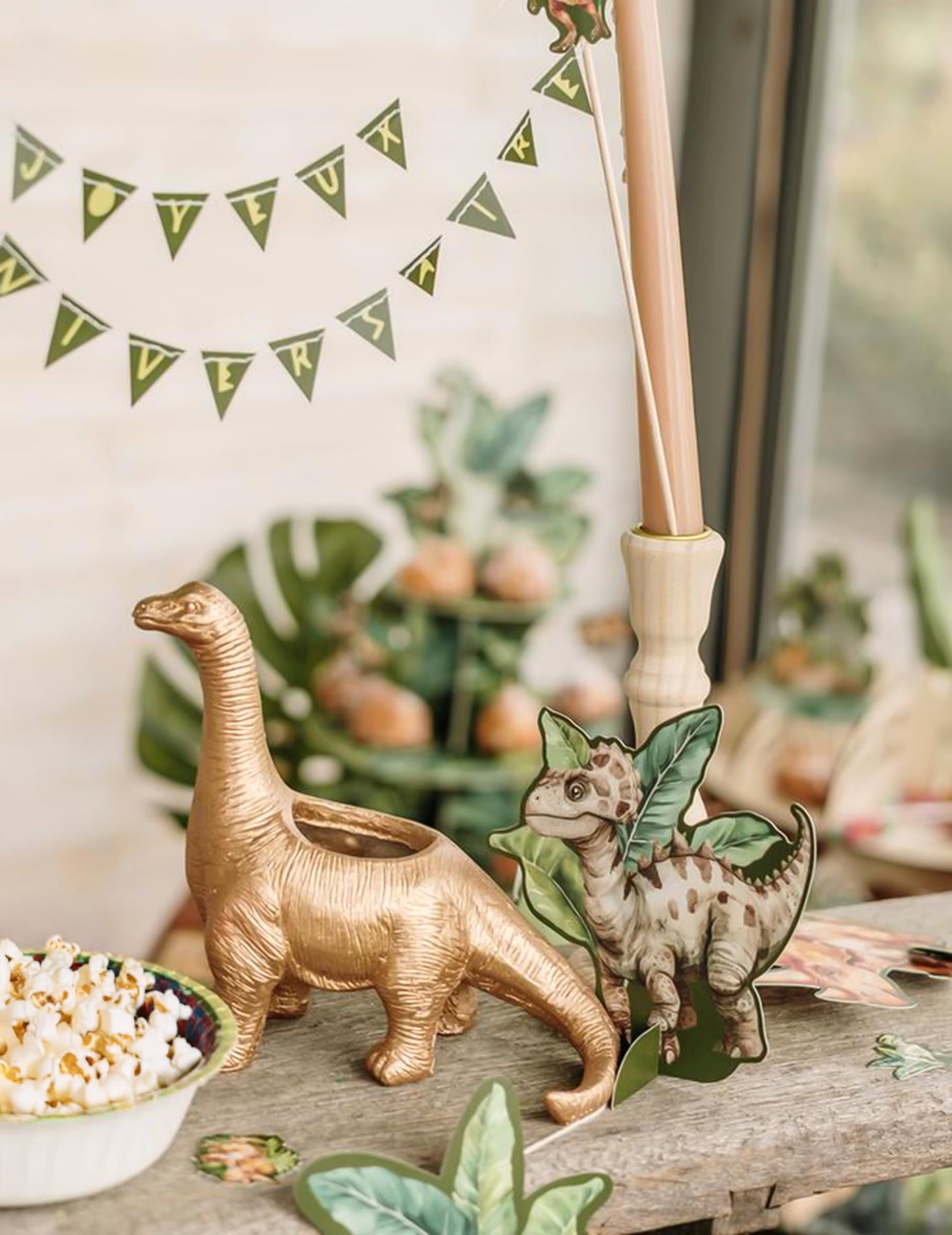 Mise en scène des décorations à poser dinosaures pour anniversaire