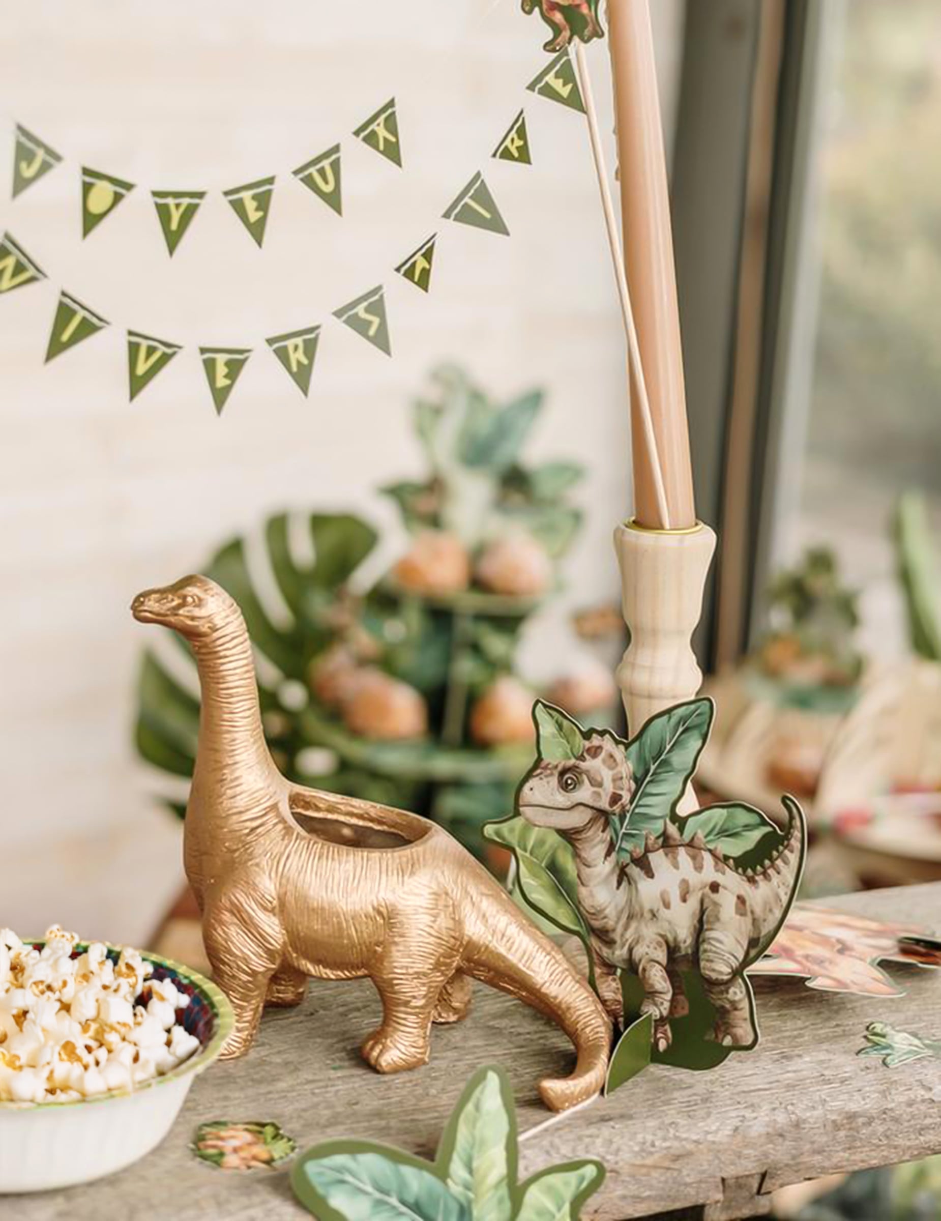 Mise en scène des décorations à poser dinosaures pour anniversaire