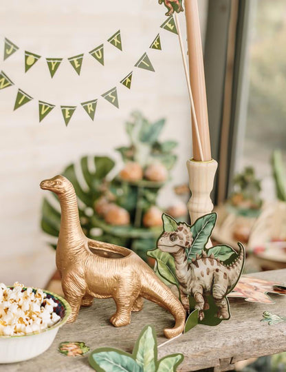 Mise en scène des décorations à poser dinosaures pour anniversaire