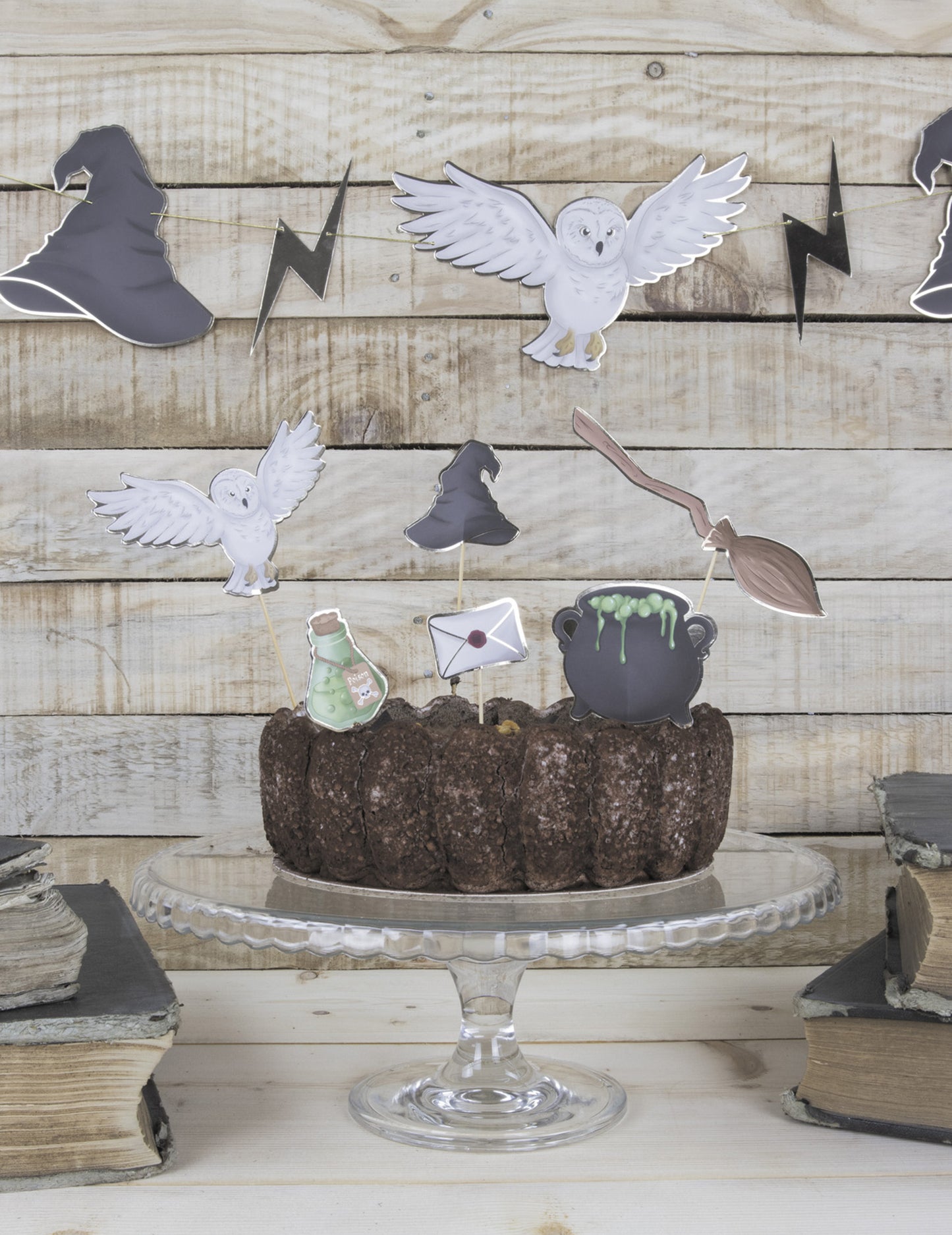 Mise en situation sur un gâteau des décorations pour gâteau apprenti sorcier