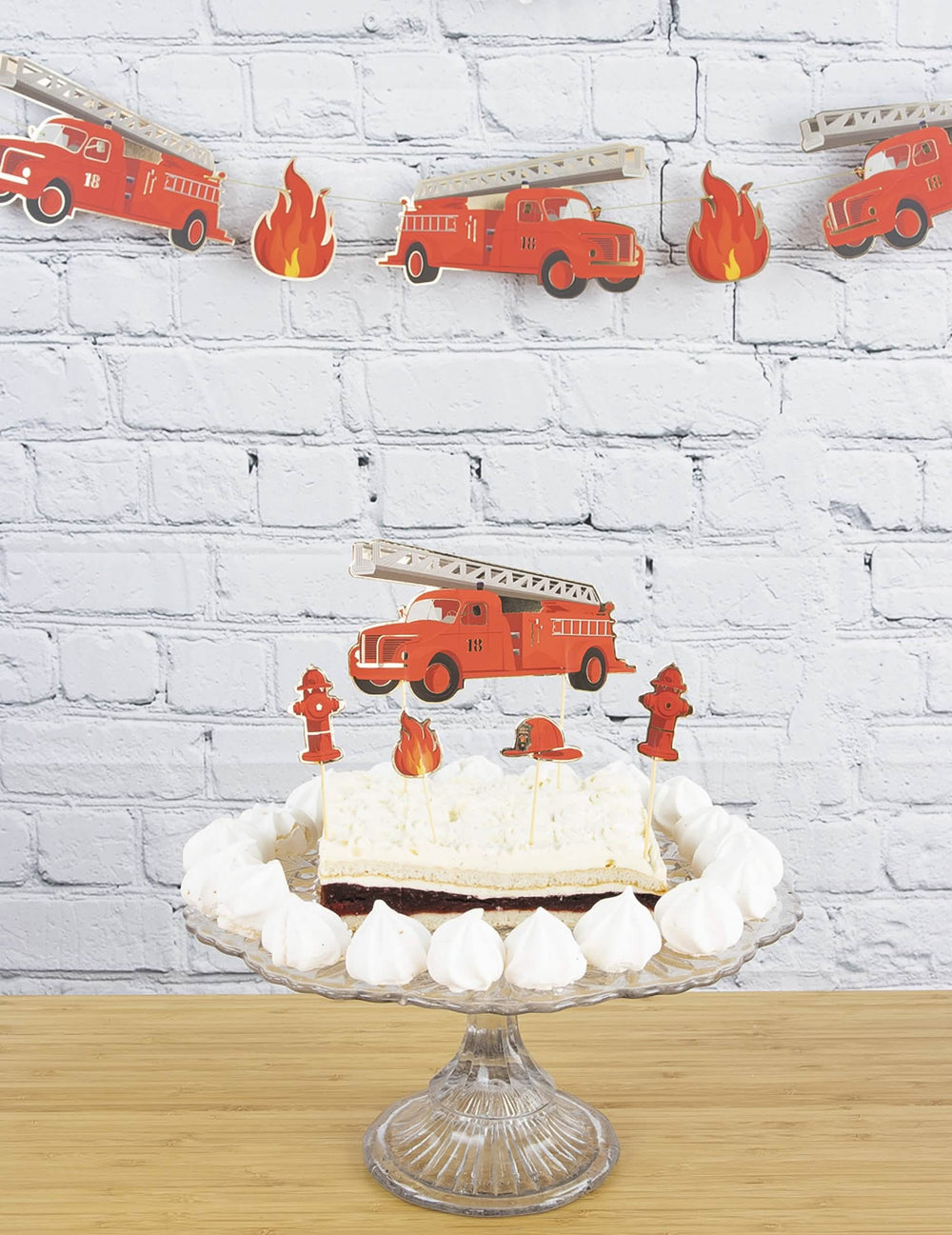 Inszenierung auf einer Torte mit 6 Kuchen-Dekorationen Feuerwehrmann