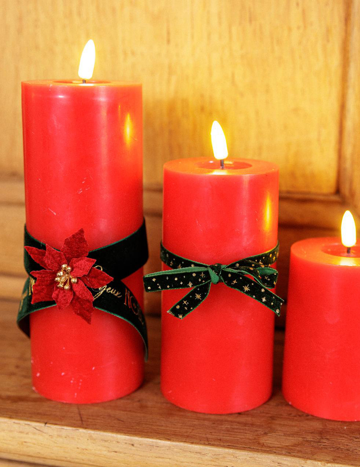 6 selbstklebende Poinsettia-Blüten aus Samt Rot & Gold 5,5 cm