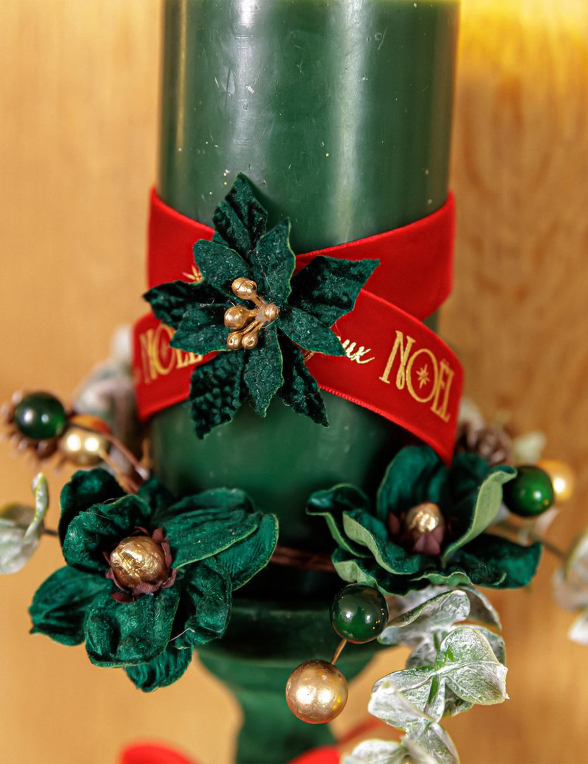 6 selbstklebende Poinsettia-Blüten aus Samt dunkelgrün & gold 5,5 cm