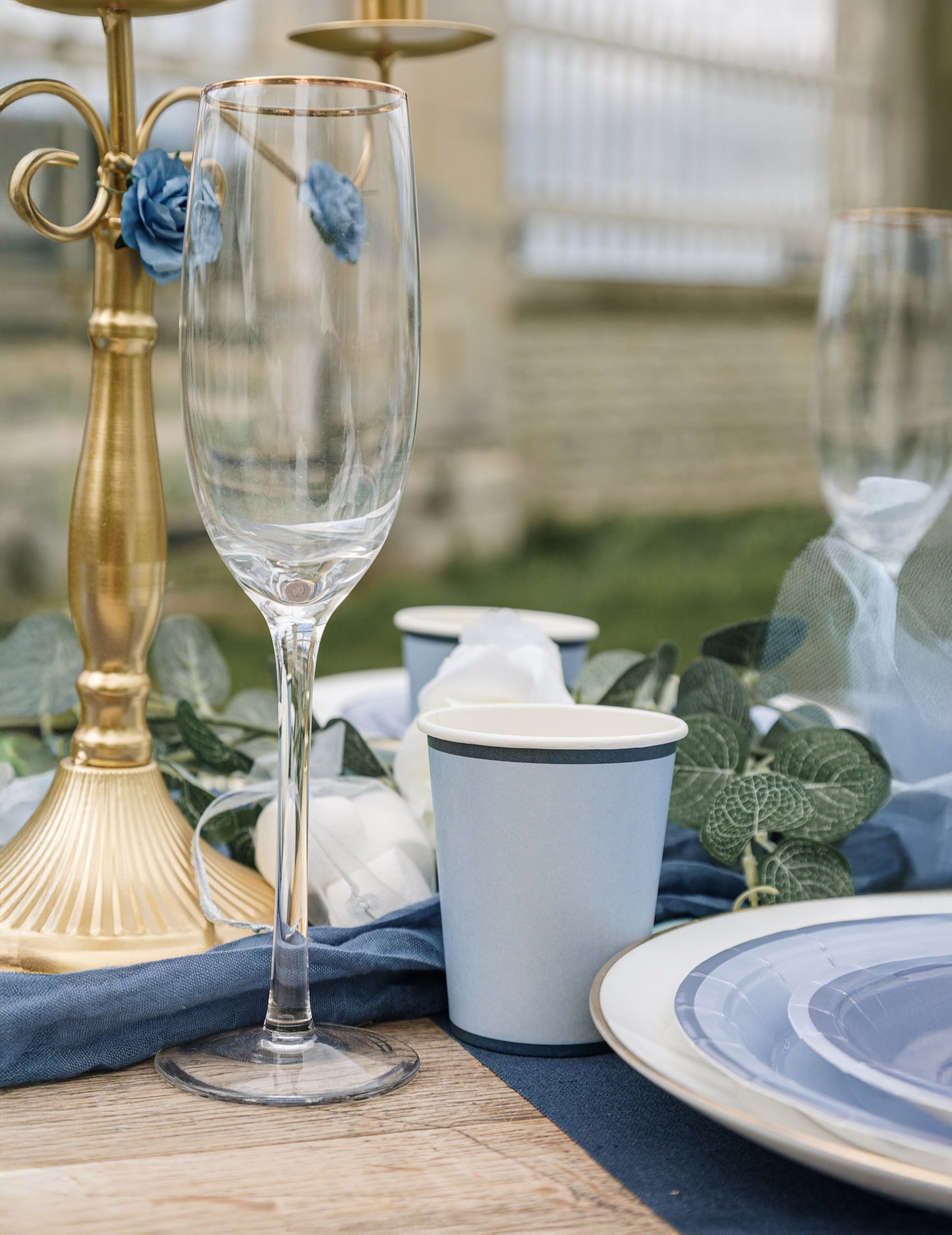Mise en situation sur table des gobelets en carton pour fête bleu orage et bleu marine