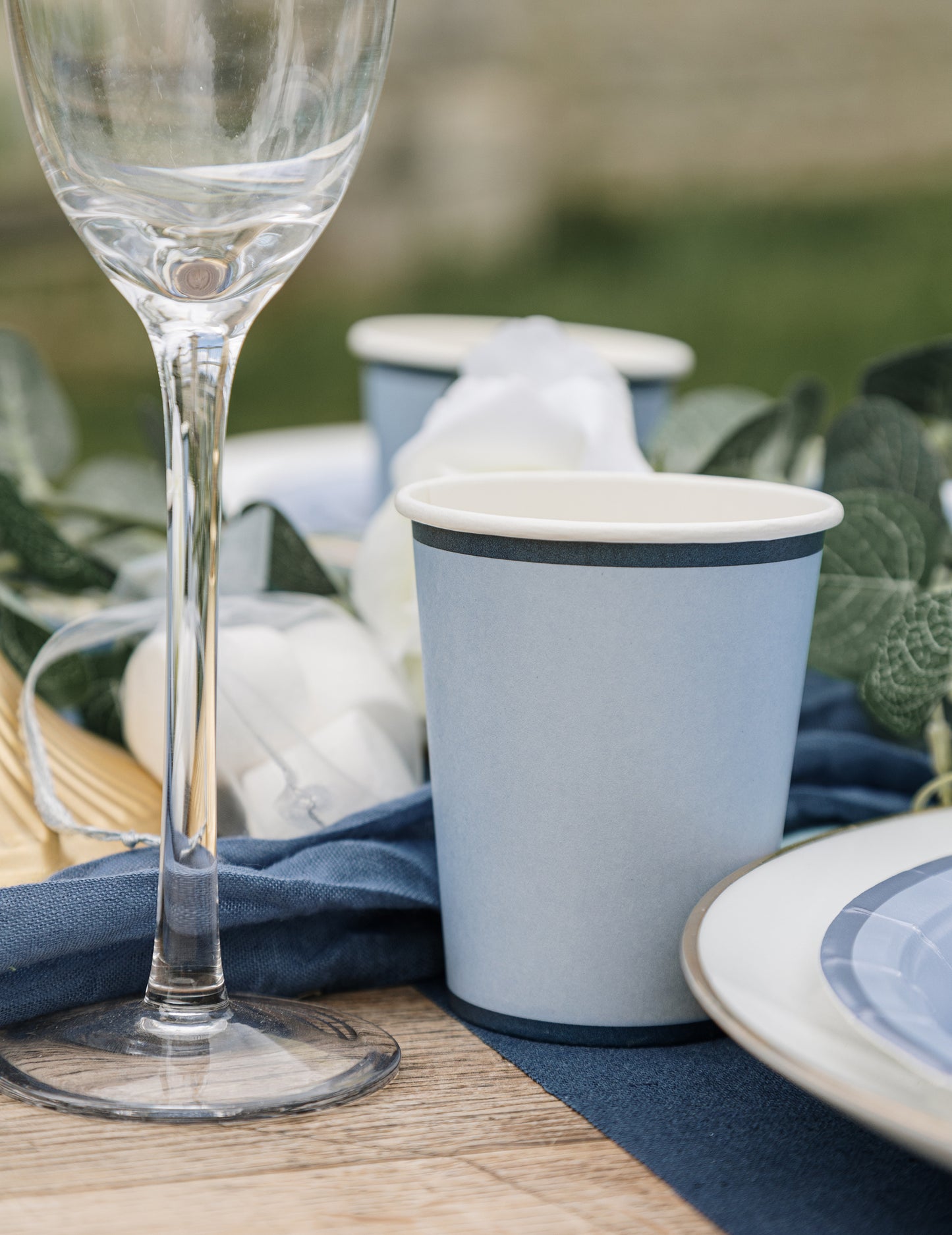 Gros plan des gobelets en carton pour fête bleu orage et bleu marine