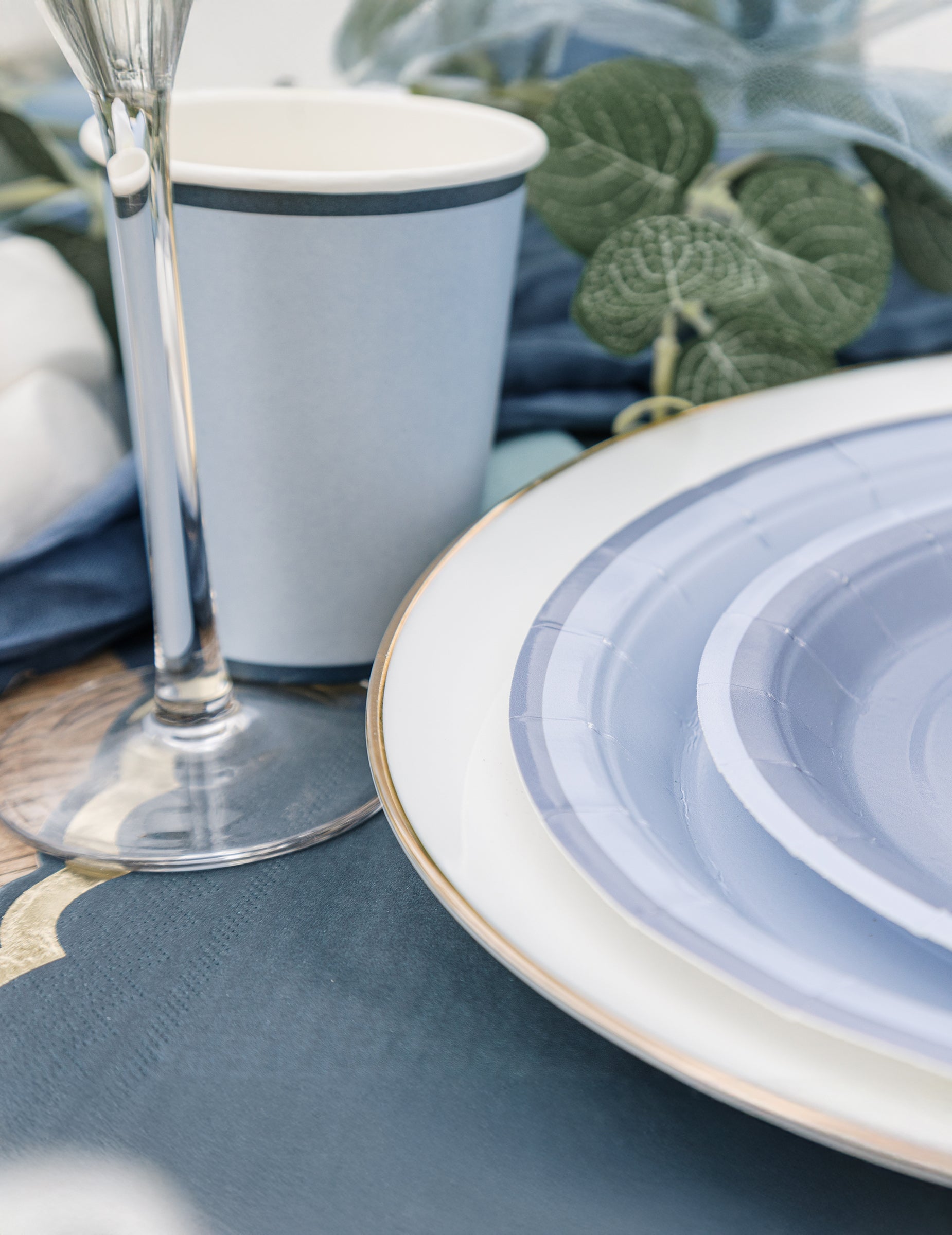 Détail de la décoration de table des gobelets en carton pour fête bleu orage et bleu marine