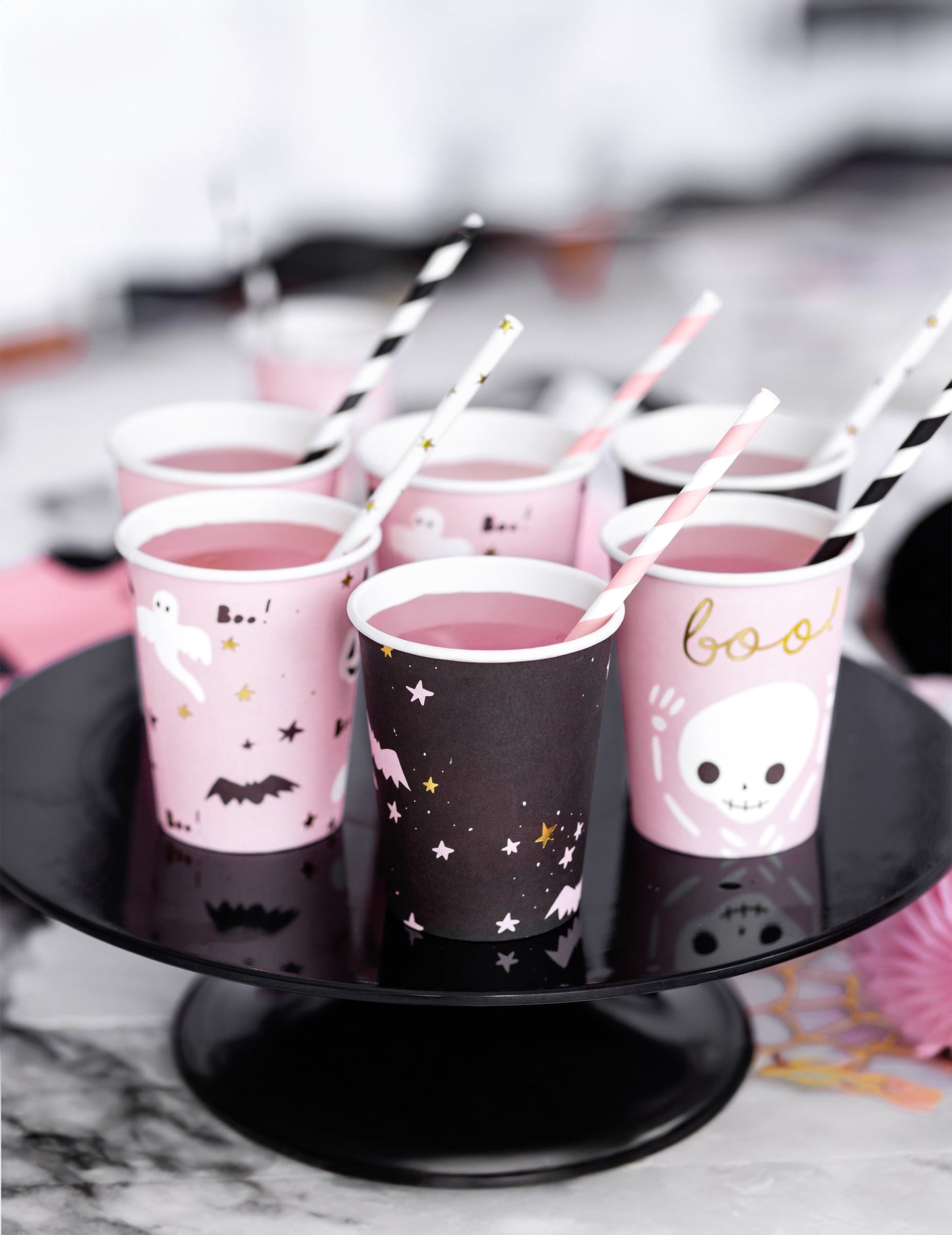 Gros plan sur les motifs des gobelets en carton Halloween