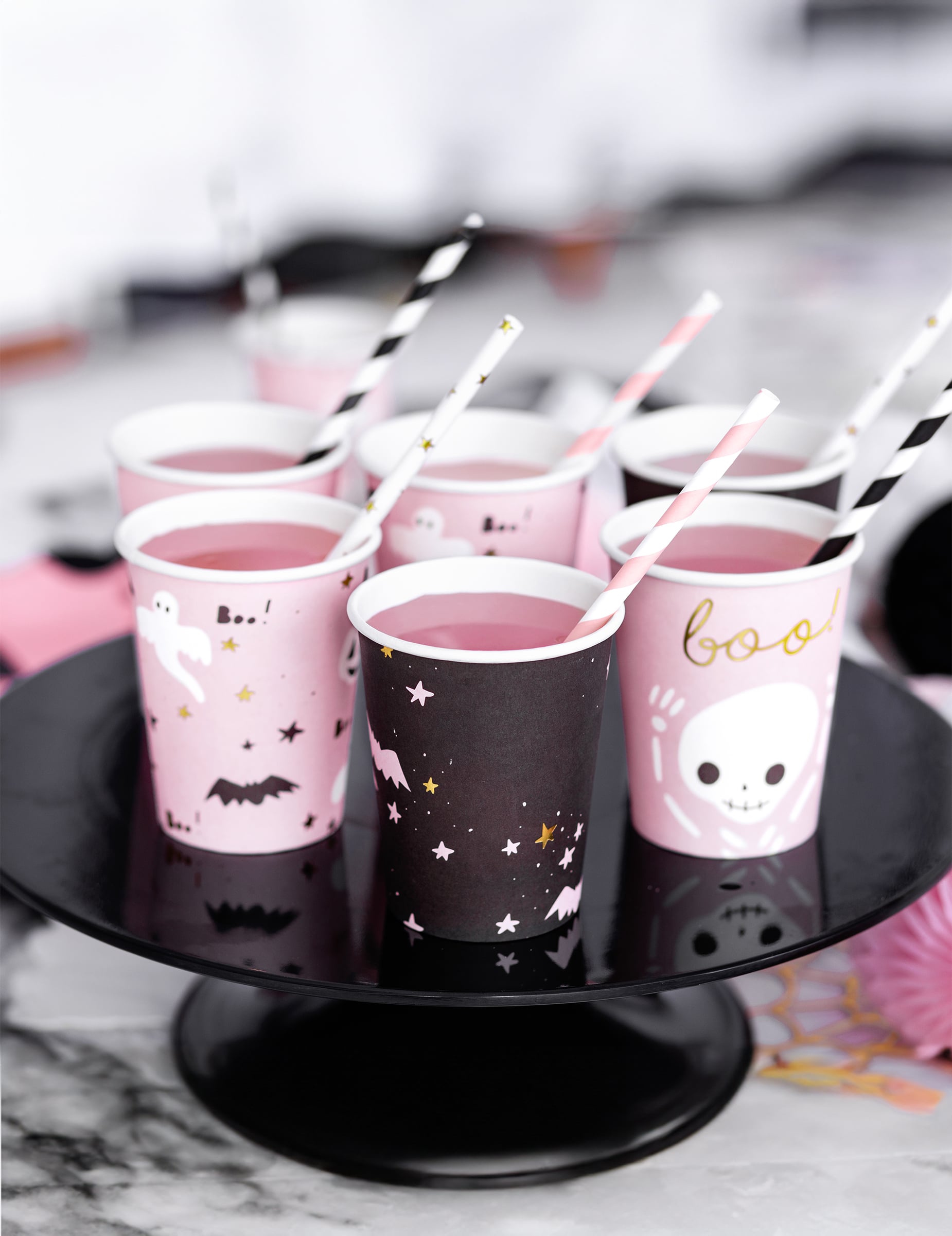 Gros plan sur les motifs des gobelets en carton Halloween