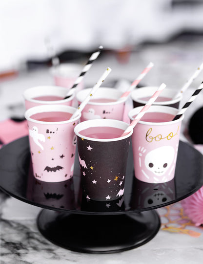 Gros plan sur les motifs des gobelets en carton Halloween