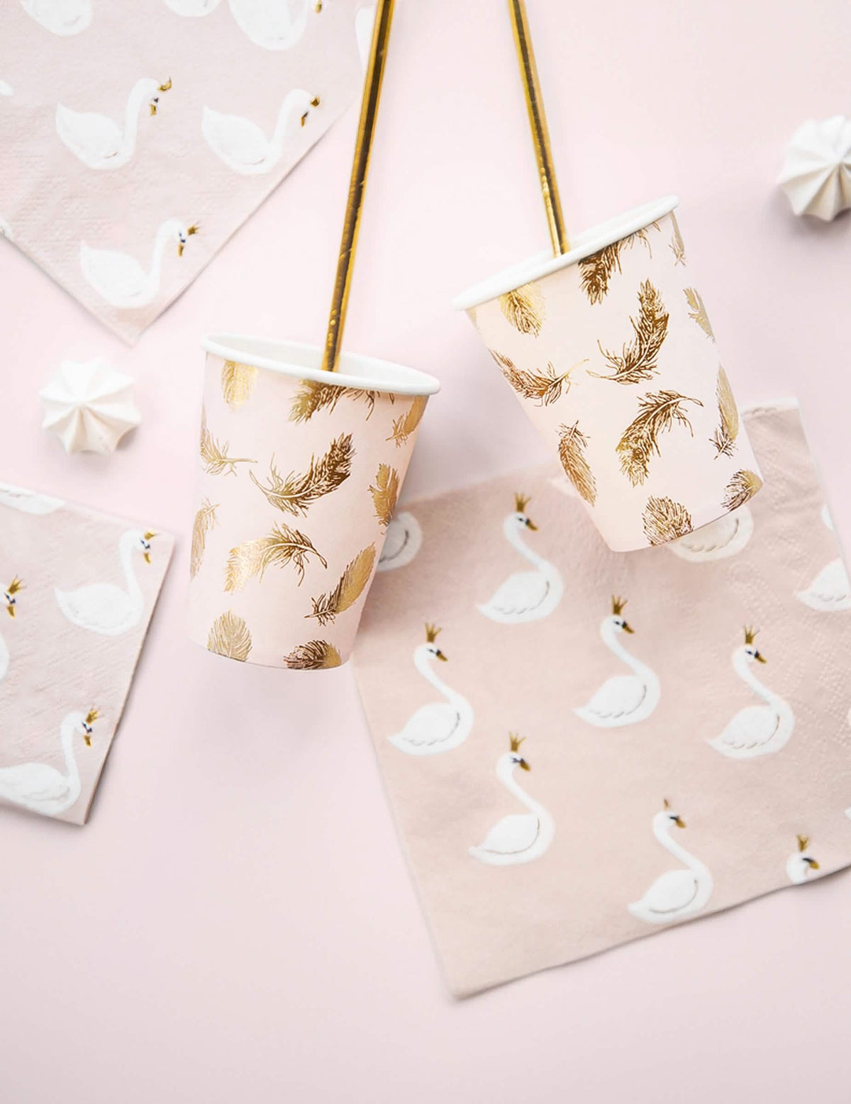 Mise en situation avec serviettes des gobelets en carton lovely swan rose et plumes dorées