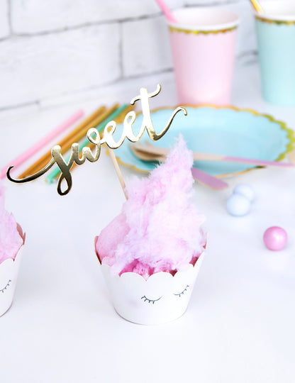 Mise en scène avec cake topper du habillage à cupcake licorne