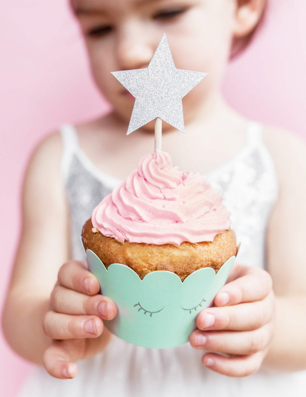 Mise en situation d'un cupcake décoré avec l'habillage à cupcake licorne pastel