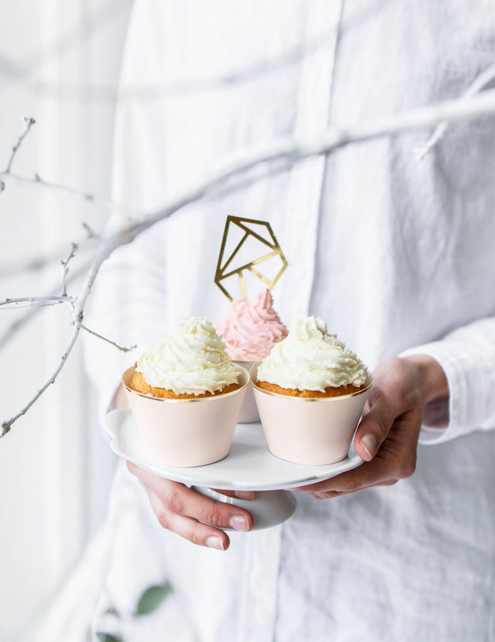 Mise en situation des habillages à cupcake rose poudré et doré métallique en carton