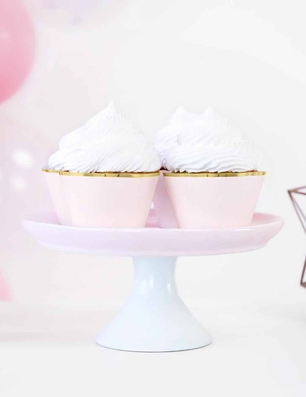 Présentation sur présentoir des habillages à cupcake rose poudré et doré métallique en carton