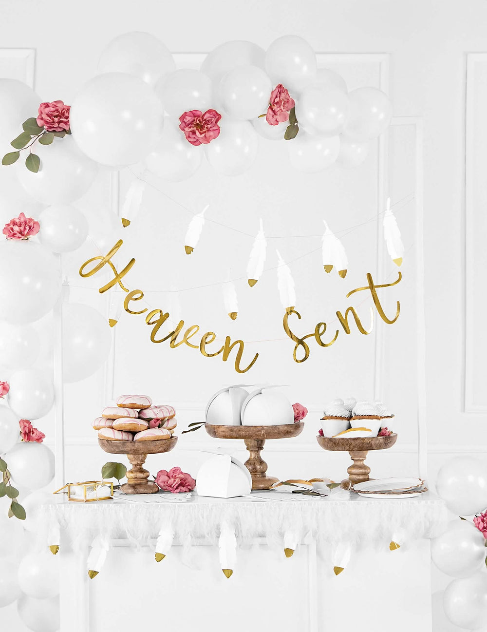 Mise en scène avec ballons et bannière des habillages à cupcakes en papier pour mariage