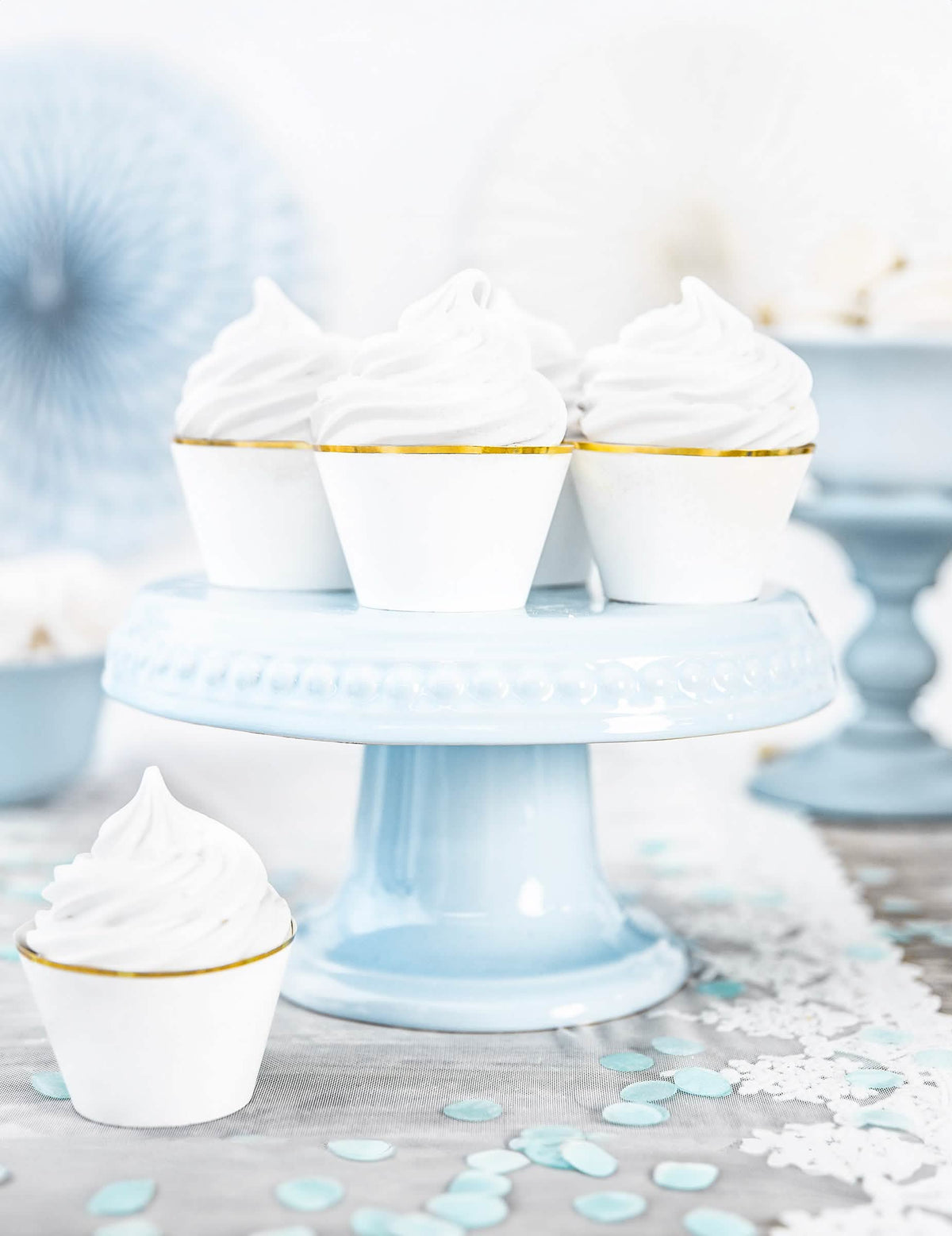 Vue sur présentoir à gâteaux des habillages à cupcakes en papier pour mariage