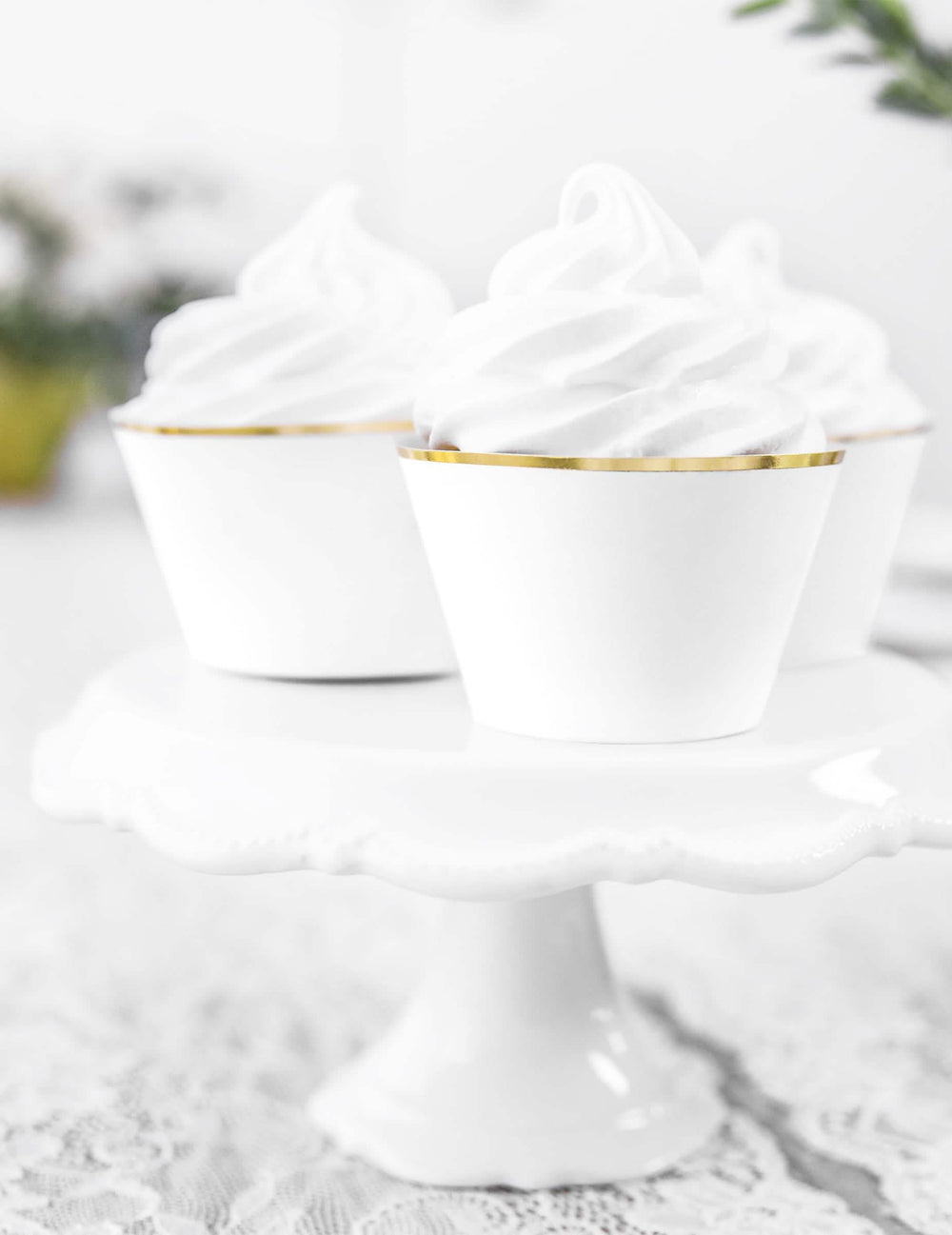 Gros plan sur le liseré doré des habillages à cupcakes en papier pour mariage