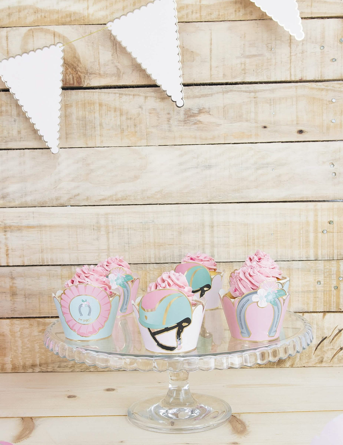 Mise en situation sur présentoir des habillages moules à cupcake cheval bleu et rose pastel