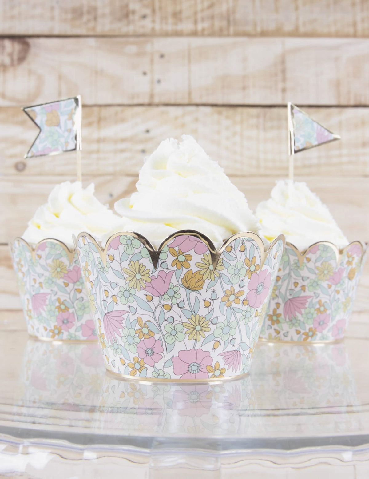 Mise en situation avec pics drapeaux des habillages moules à cupcake shabby à fleurs liberty