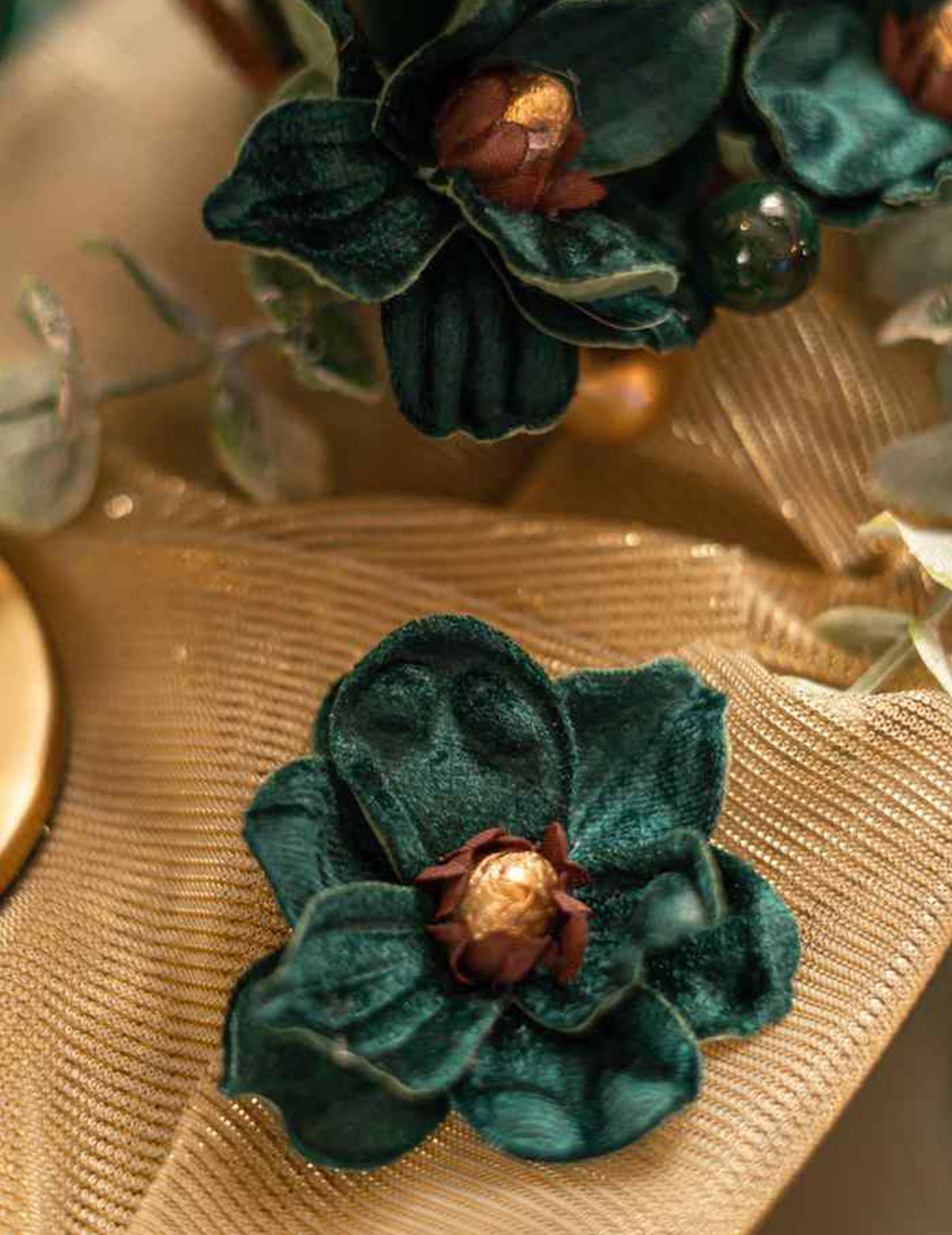 6 Klebe-Magnolien aus Samt in Dunkelgrün & Gold - 6 cm