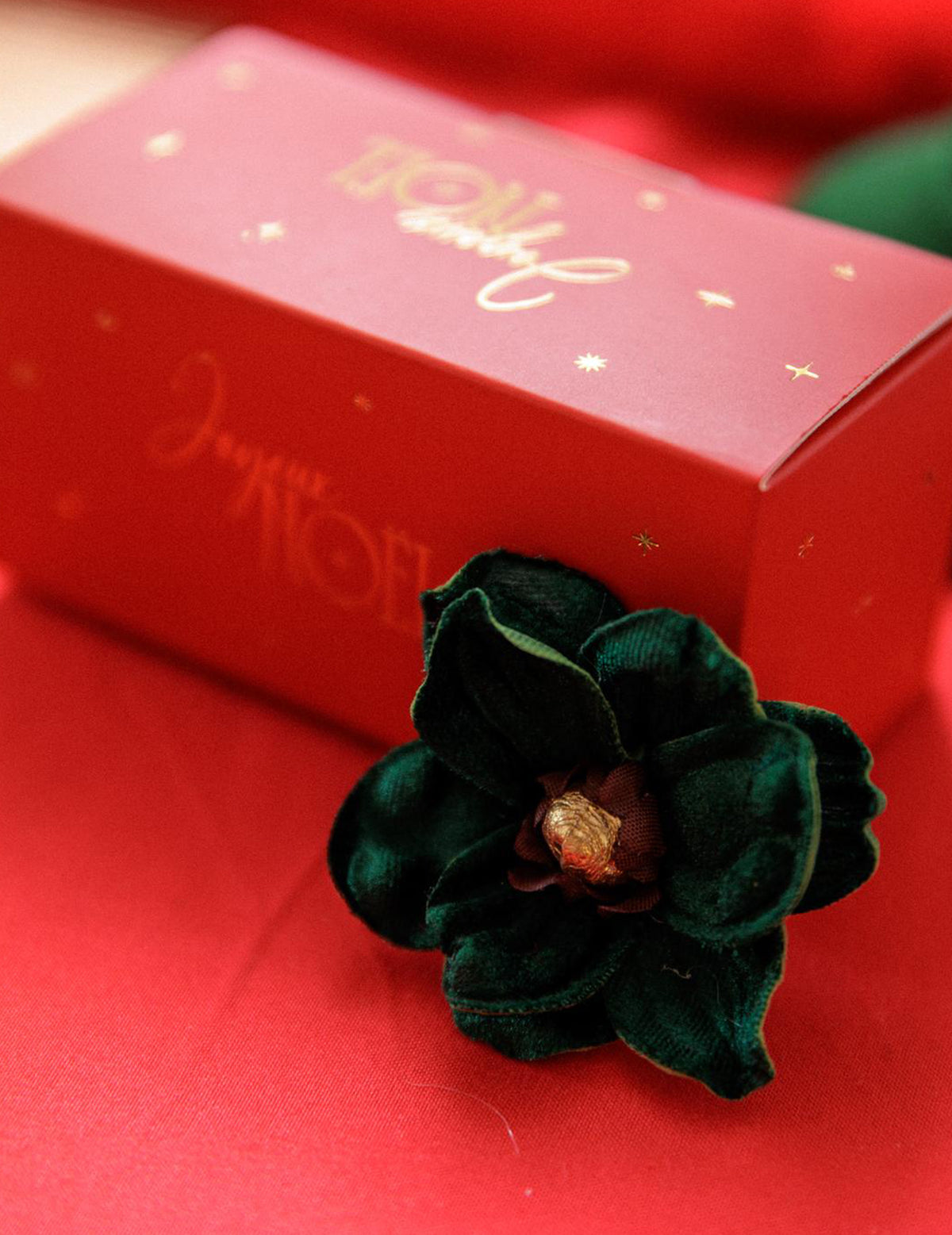 6 Klebe-Magnolien aus Samt in Dunkelgrün & Gold - 6 cm