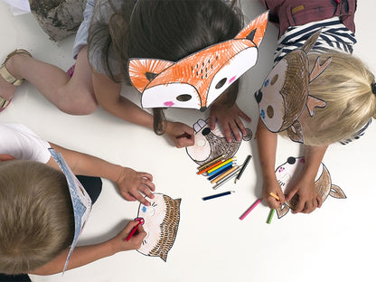 Draufsicht auf Kinder, die die Wald-Ausmalmasken tragen