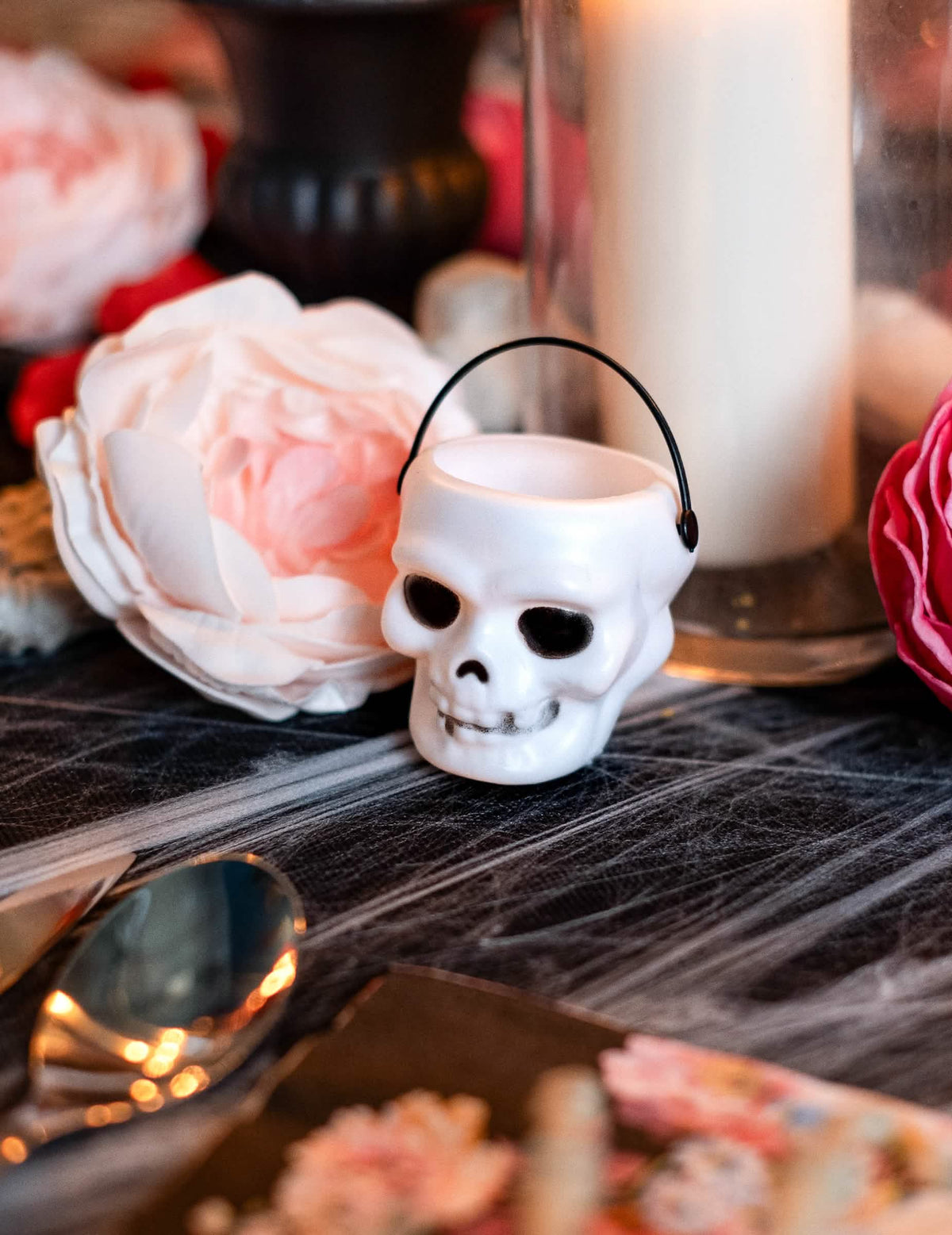 Gros plan du mini seau tête de mort pour Halloween