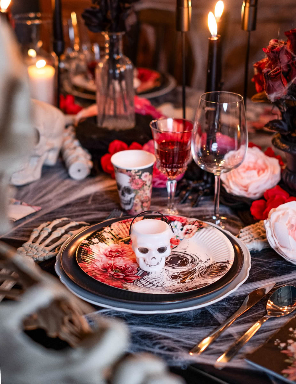 Mise en situation sur une assiette du mini seau tête de mort pour Halloween