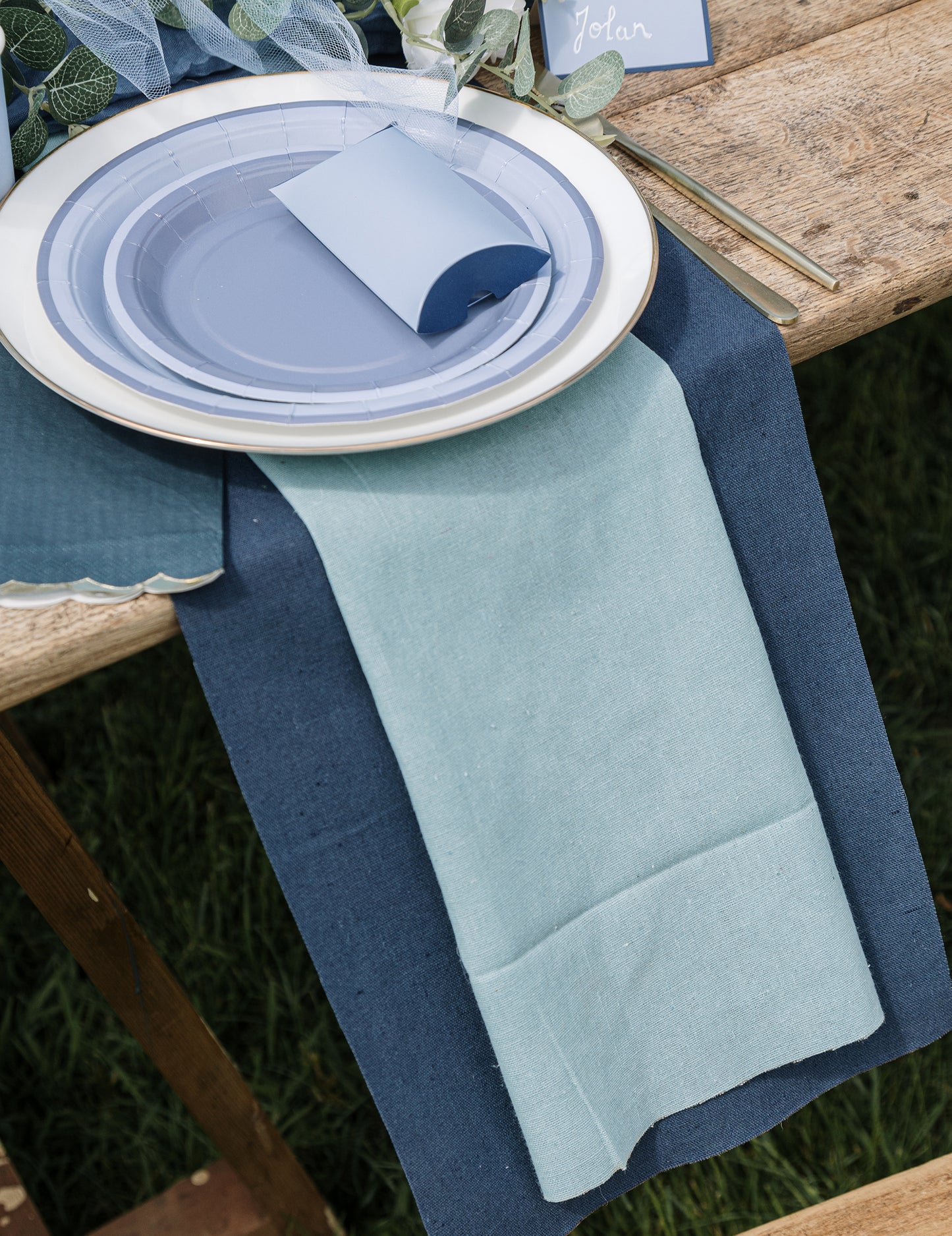Vue de dessus du dressage des petites assiettes en carton de fête bleu marine et bleu orage