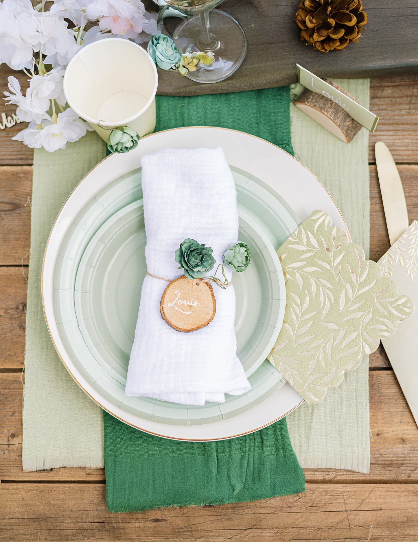 Petites assiettes décoration bohème pour fête vert sauge et vert de gris bicolores