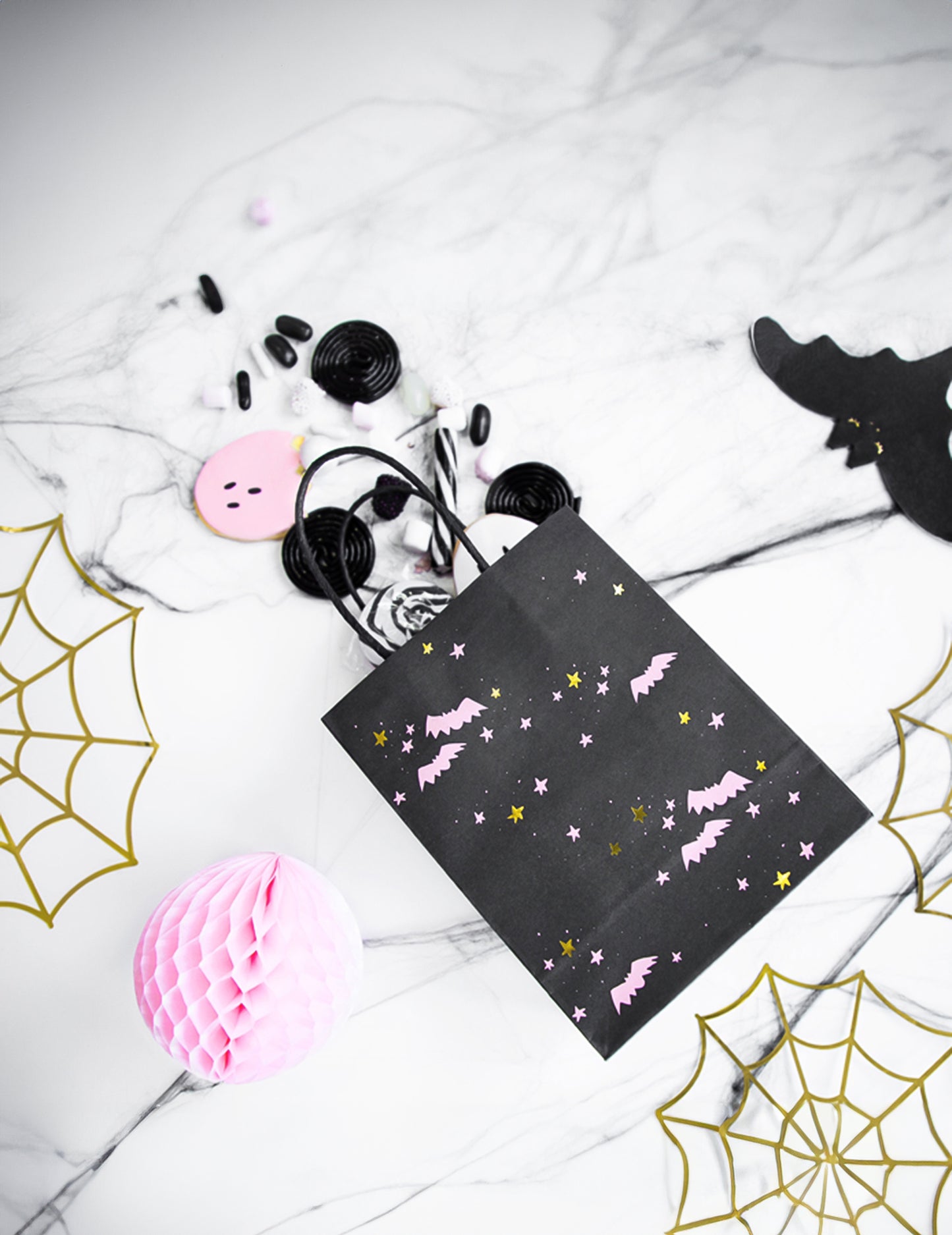 Mise en situation avec bonbons du 6 sacs à bonbons chauves-souris pour Halloween
