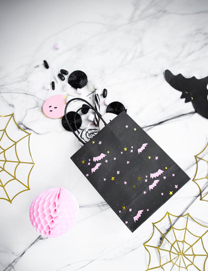 Mise en situation avec bonbons du 6 sacs à bonbons chauves-souris pour Halloween