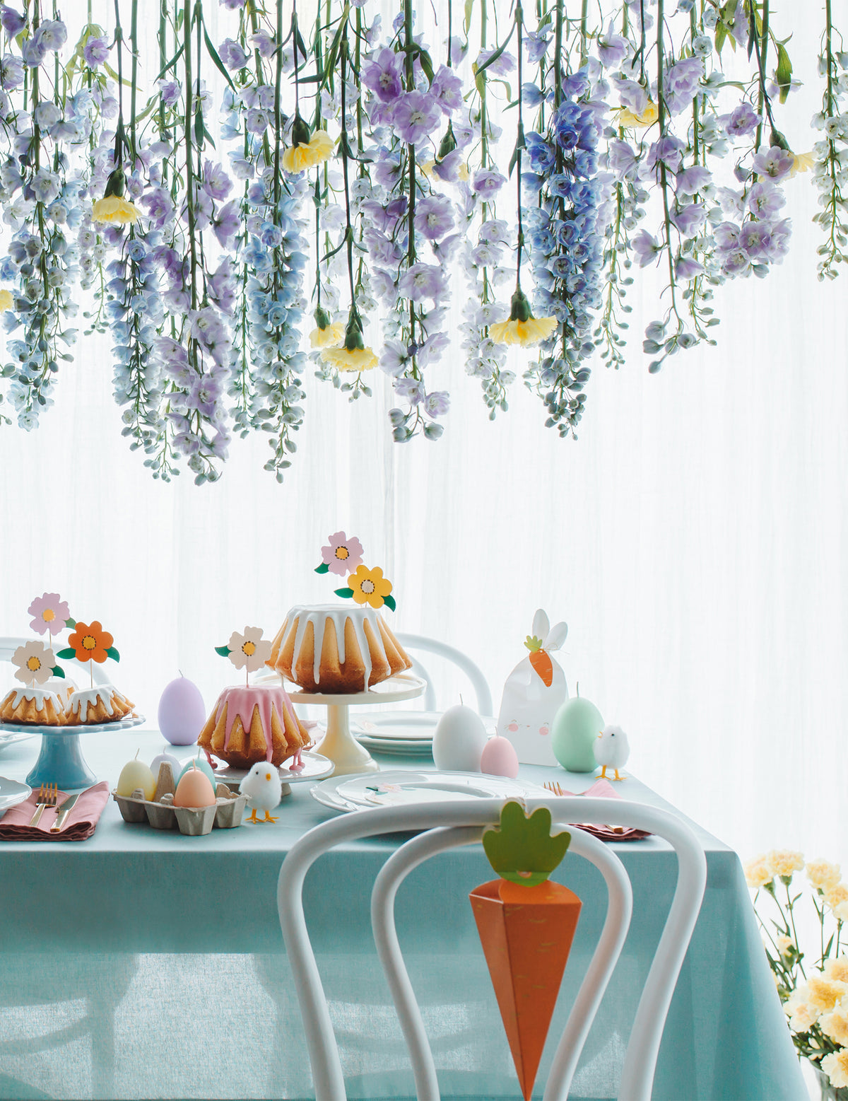 Mise en scène festive sous plafond fleuri des sacs à bonbons Lapins