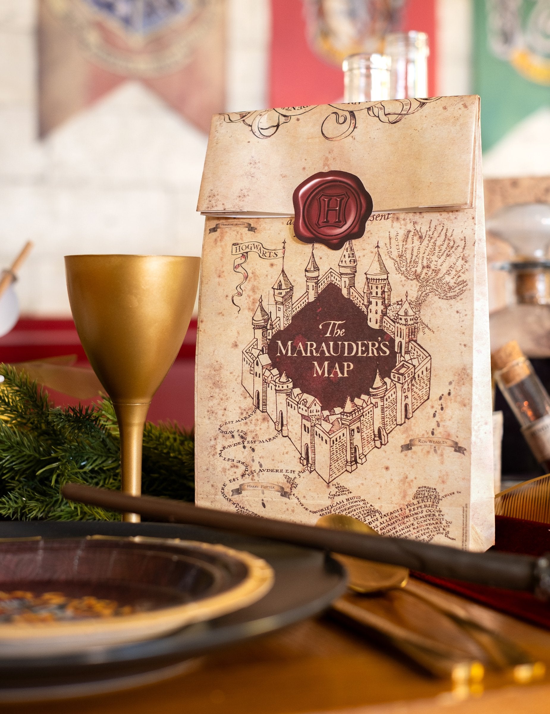 Mise en situation sur une table décorée des sacs cadeaux Harry Potter