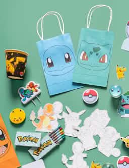 Mise en situation avec accessoires de fête des sacs cadeaux en papier Pokémon