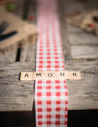 Mot AMOUR sur un chemin de table vichy des 60 lettres alphabet façon scrabble pour décoration de table en bois