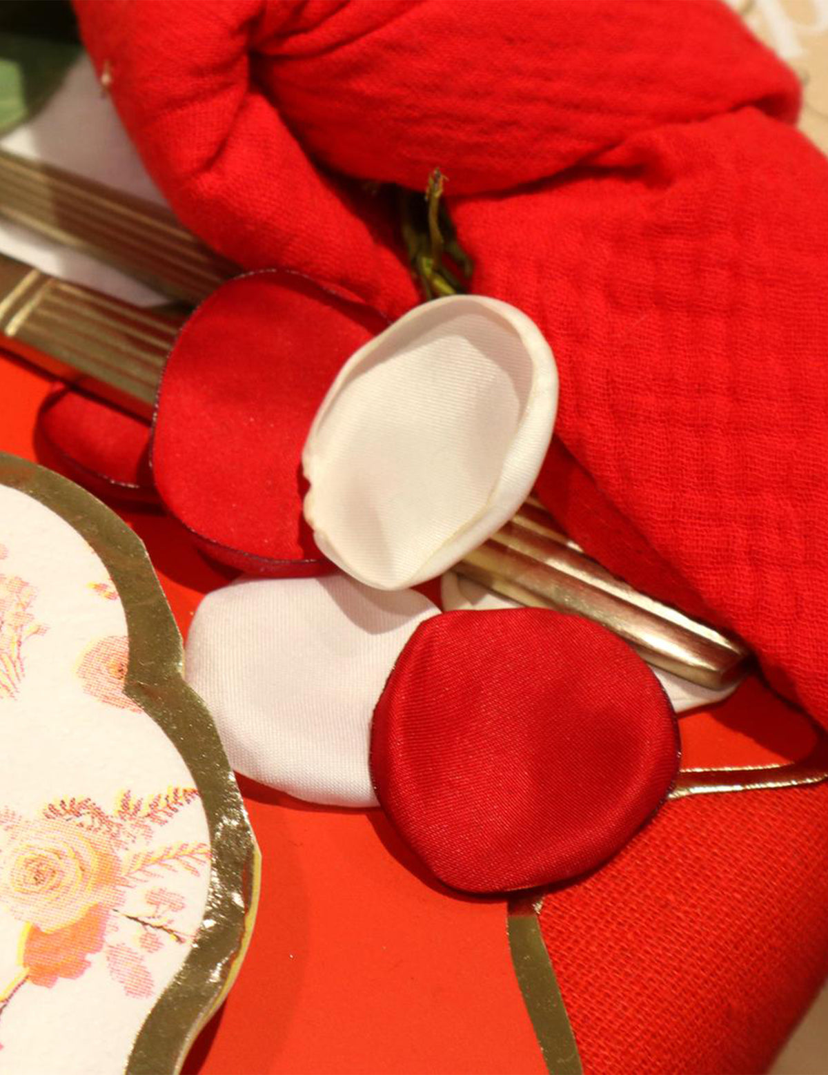 60 Satinstreu-Blütenblätter Elfenbein Weiß Rot 3,5 cm