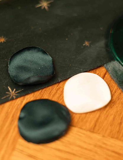 60 Satin-Blütenblätter Elfenbein & Dunkelgrün 3,5 cm