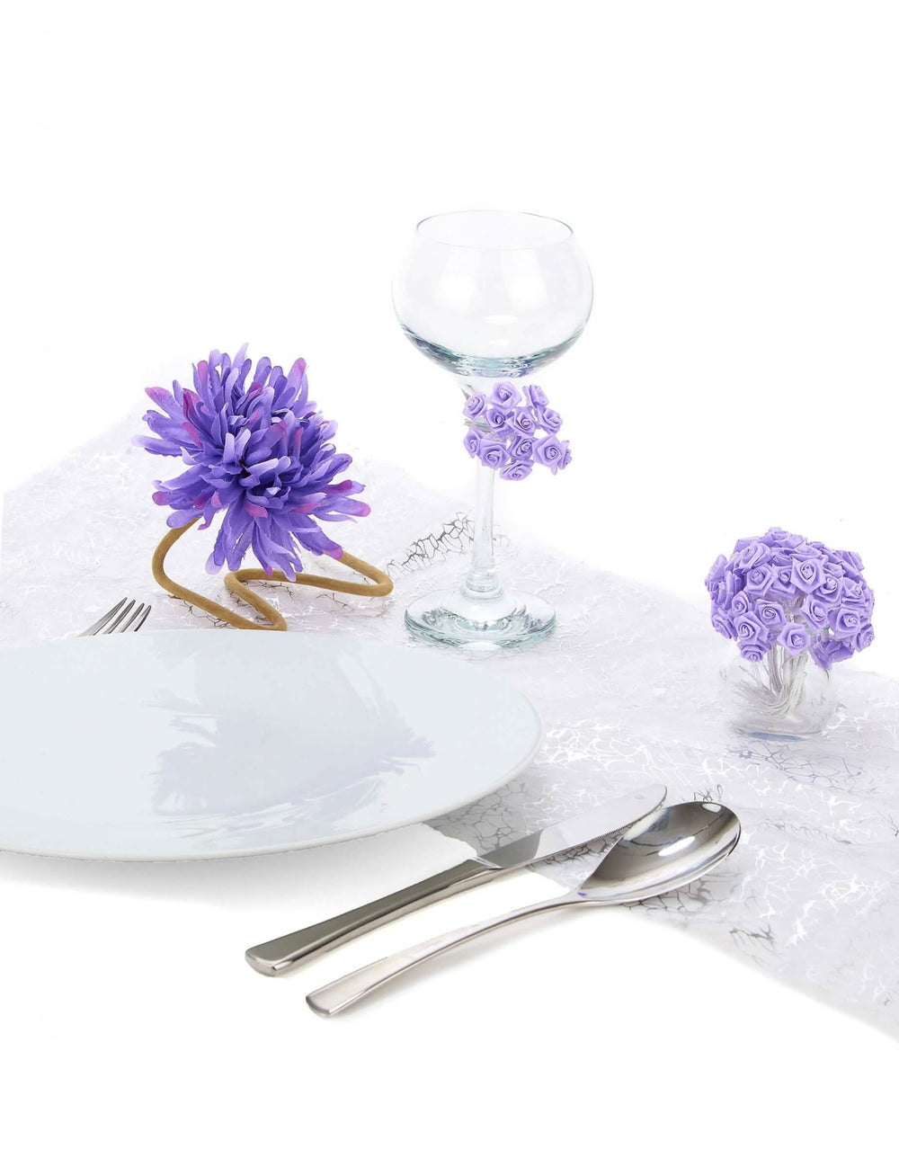 Inszenierung auf einem Festtisch mit Mini-Satinschleifenrosen zur Hochzeitstischdekoration in Fliederfarben