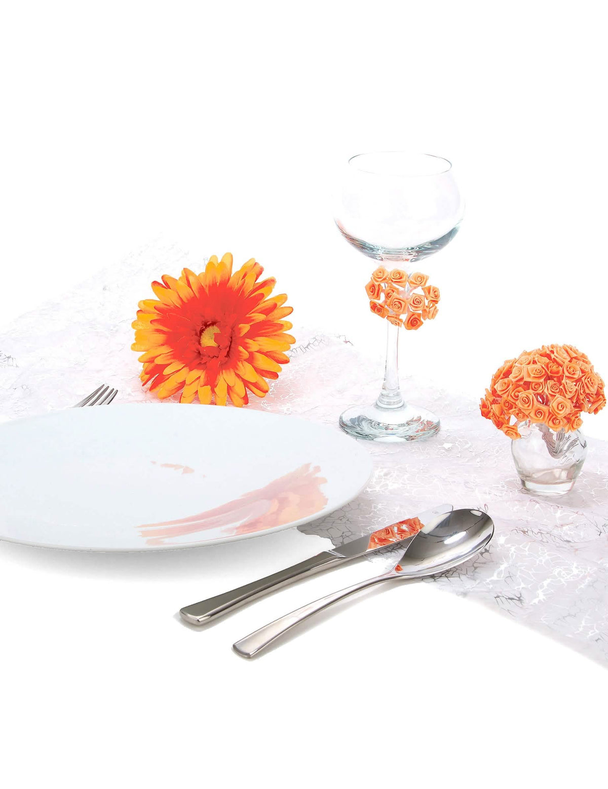 Tischdekoration mit kleinen Satinrosen an Stielen zur Dekoration