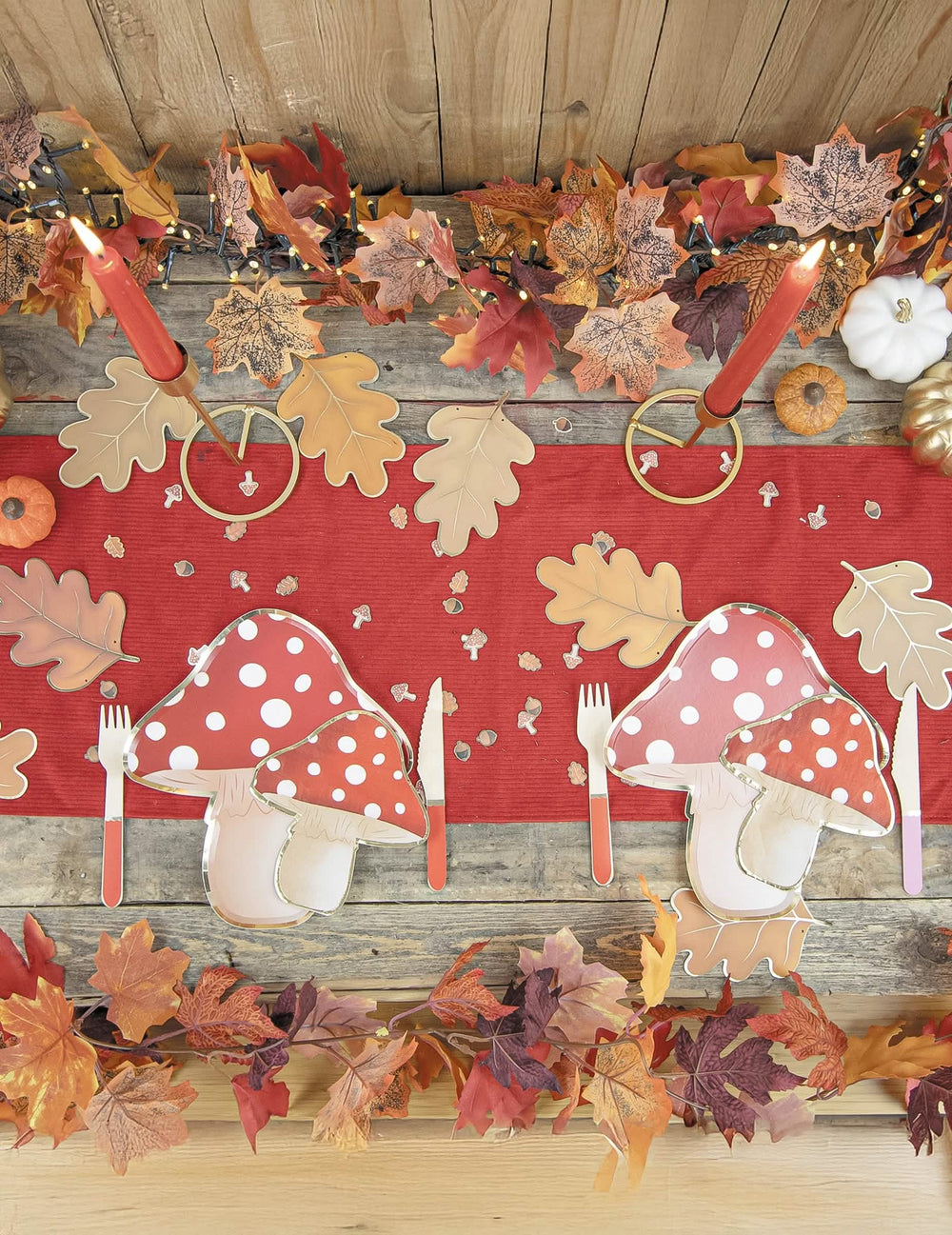 Vue de dessus du dressage de table des assiettes en carton champignon rouge et blanc à pois