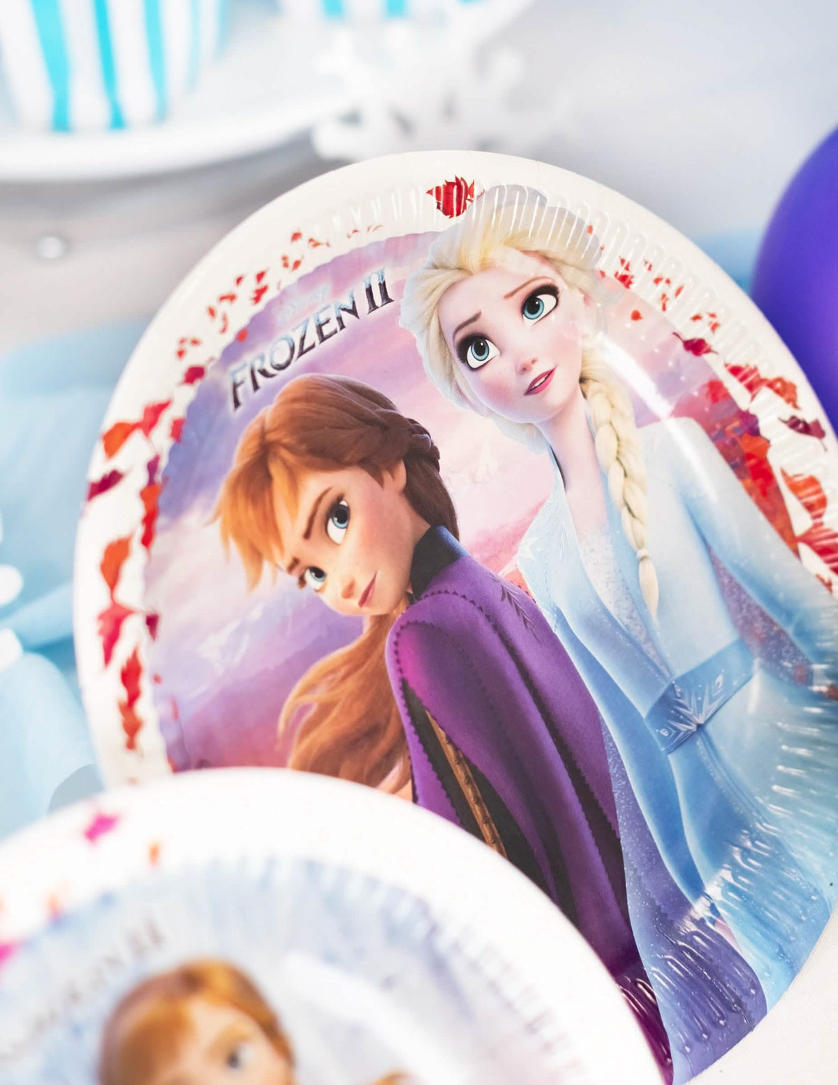 Detail der Illustration mit Elsa und Anna der Teller aus Pappe Elsa Frozen - Die Eiskönigin 2