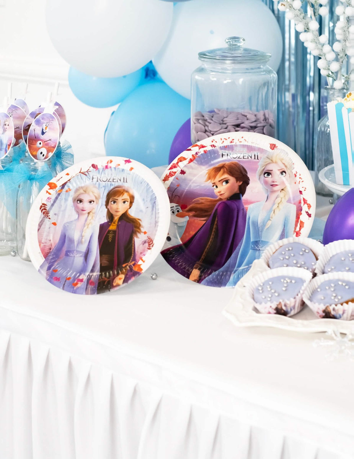Mise in Szene auf einem Partytisch von Papp-Teller Elsa Frozen - Die Eiskönigin 2