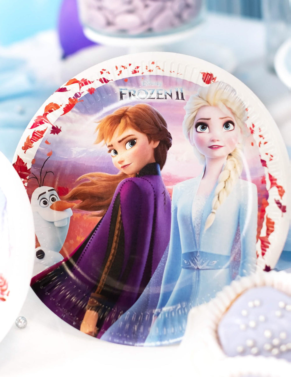 Gros plan auf die Illustration der Papp-Teller Elsa Frozen - Die Eiskönigin 2