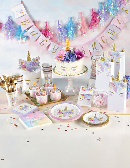Mise en situation pour baby shower des assiettes en carton licorne féerique blanches