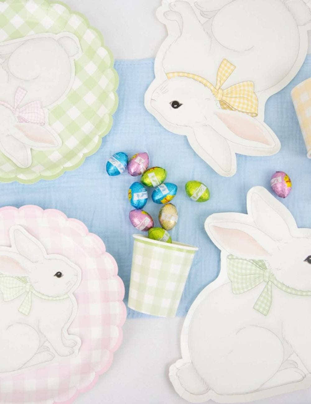 Vue de dessus de la collection d'assiettes festonnées Vichy Pastel pour fête